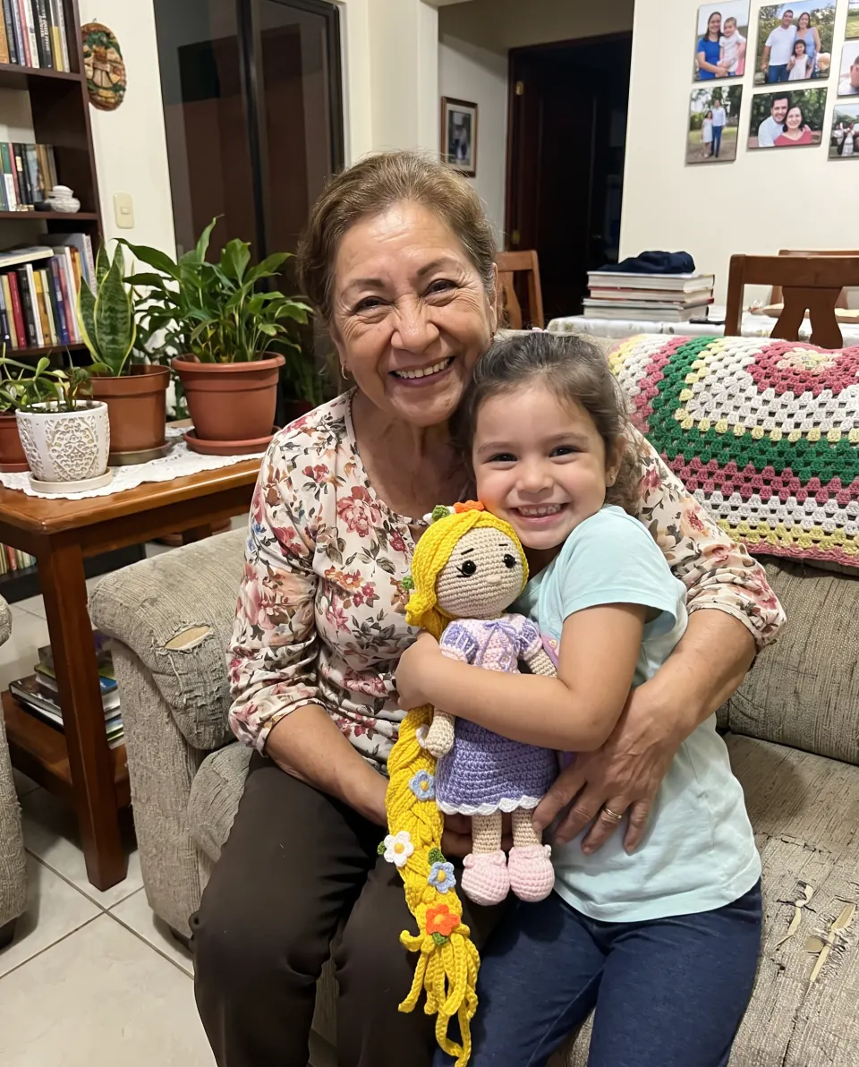 Abuela y nieta abrazadas con la muñeca de trenza dorada