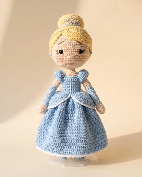 Muñeca de vestido azul de gala con tiara y chongo rubio